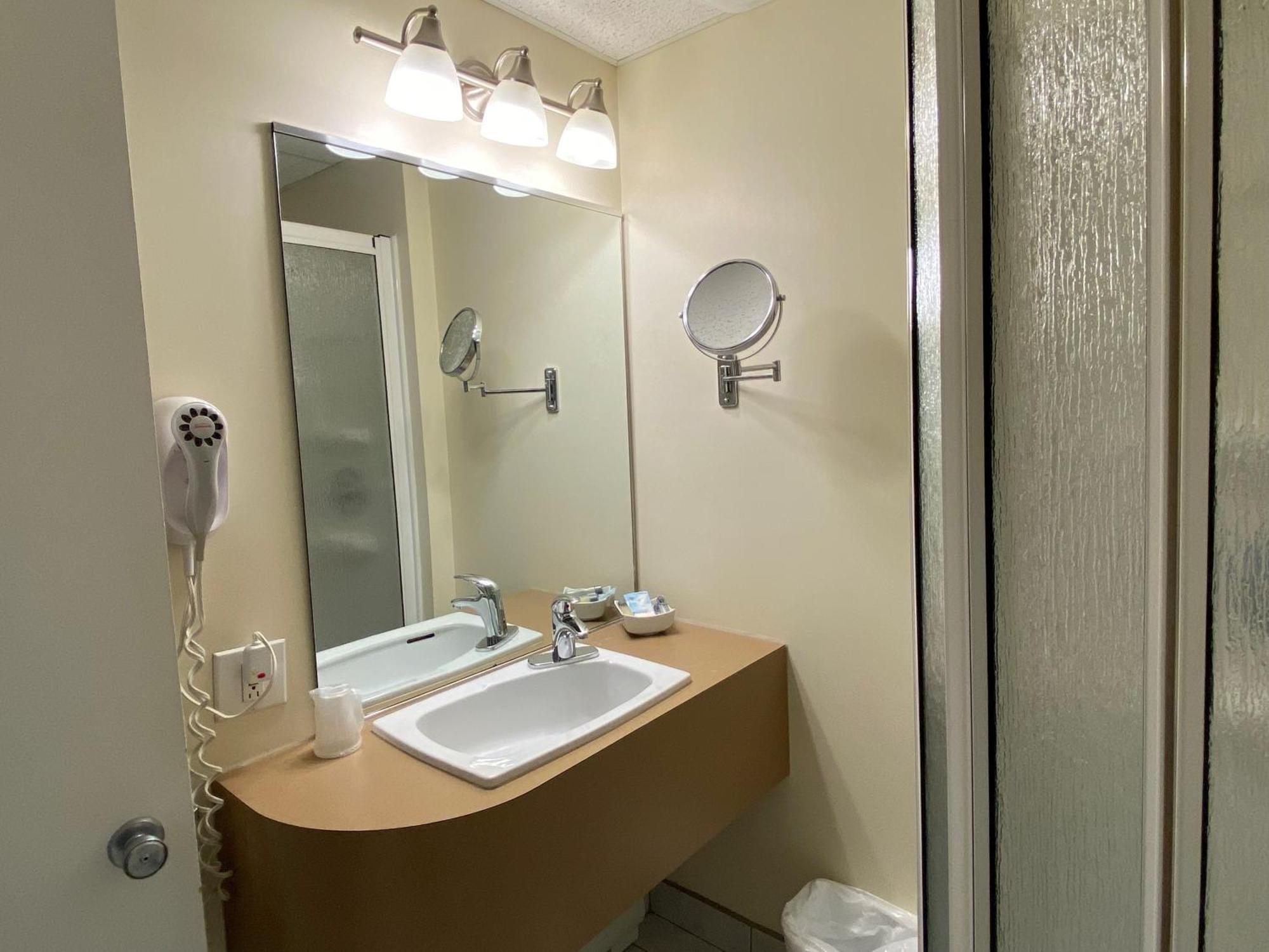 Hotel Centre-Ville Montmagny Bagian luar foto
